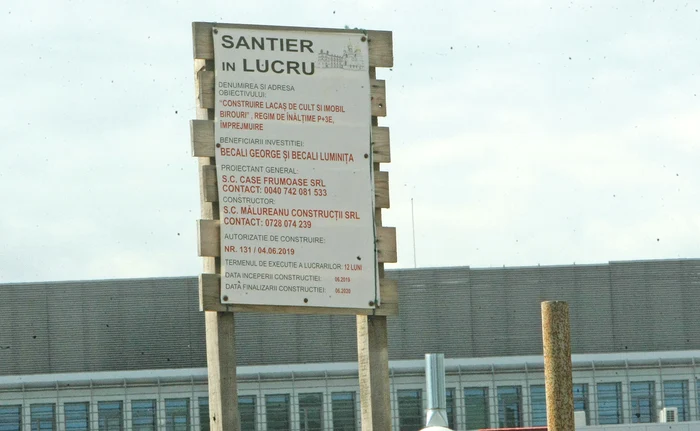 Conform autorizaţiei  de construcţie, lucrările ar trebui finalizate  peste o lună