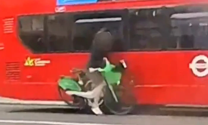 O femeie intră cu bicicleta închiriată într-un autobuz oprit FOTO: Captură video