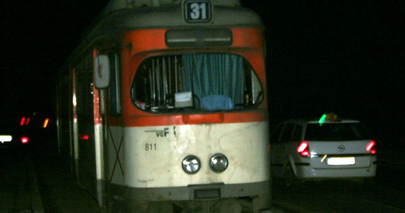 Tramvaiele sunt blocate pe linii. 