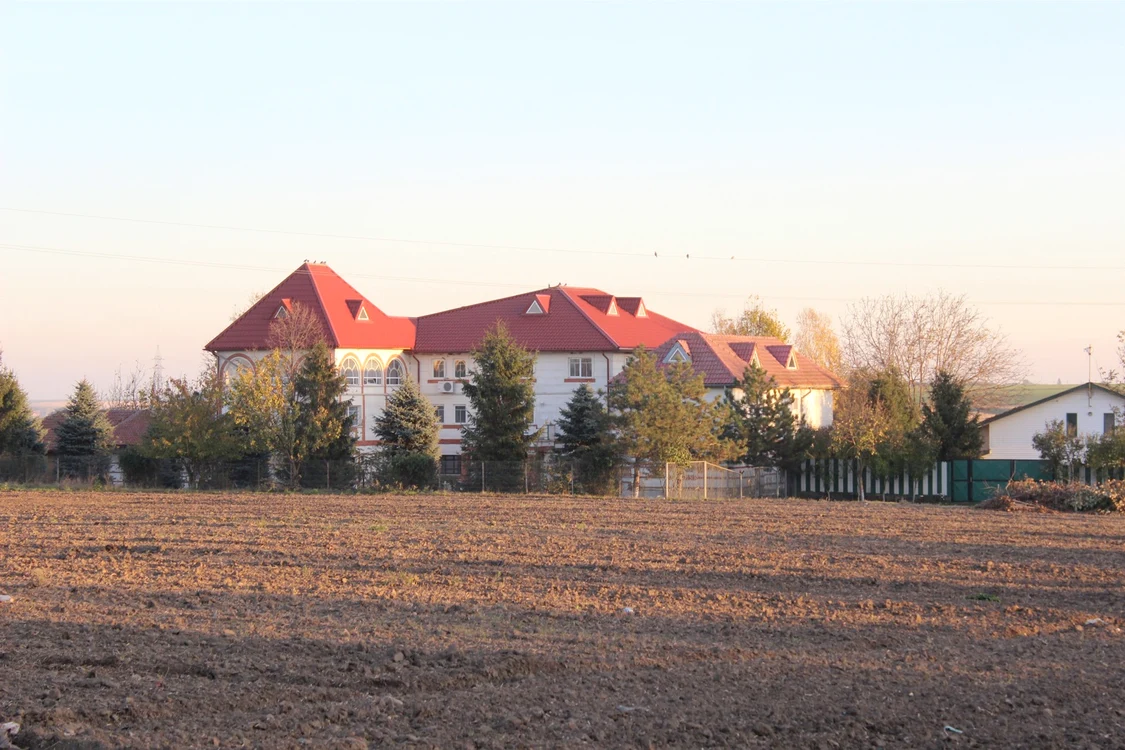 Vila Angelei Similea are două etaje şi 16 camere o suprafaţă utilă de 1.000 mp, un teren de 6.500 mp și cu o deschidere de 50 mp la lac