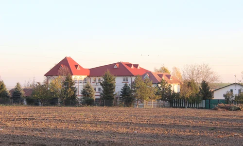 Vila Angelei Similea are două etaje şi 16 camere o suprafaţă utilă de 1 000 mp, un teren de 6 500 mp și cu o deschidere de 50 mp la lac jpeg