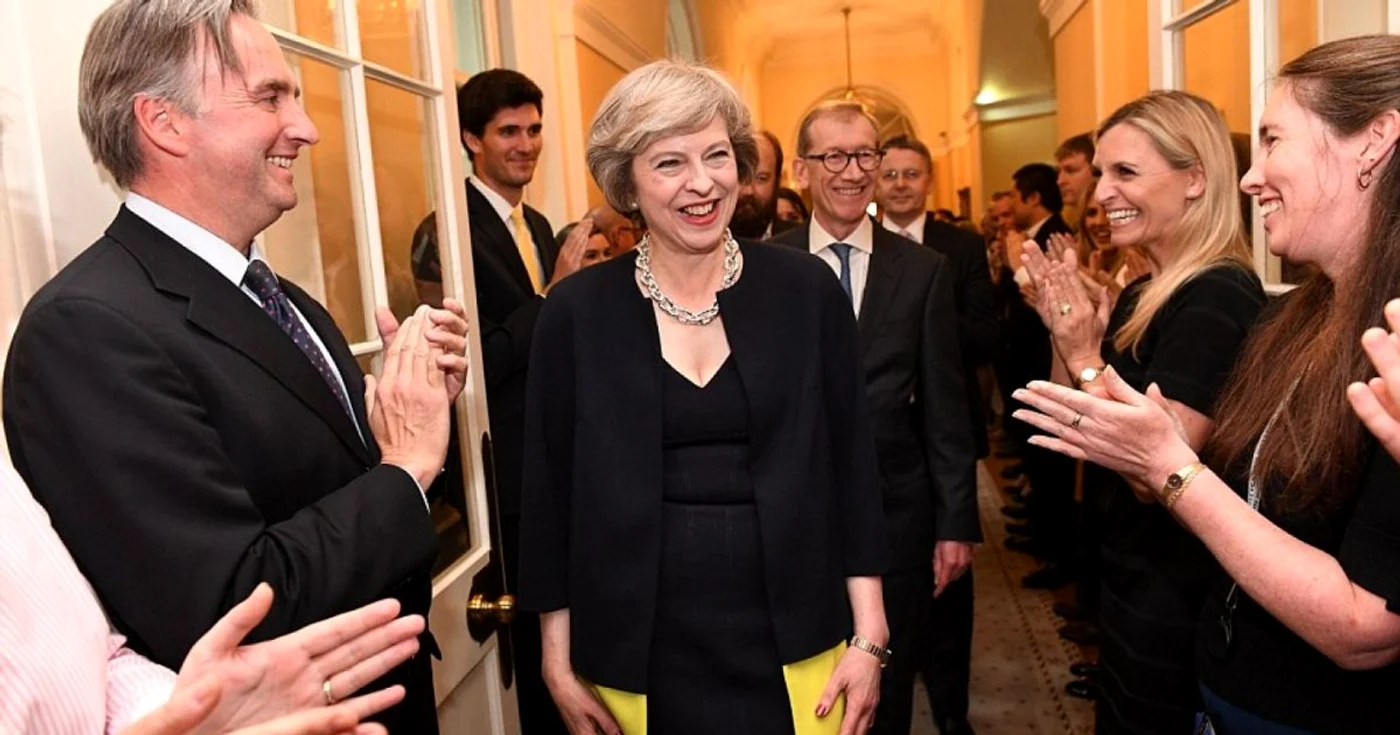 Theresa May, noul premier britanic, primită cu aplauze în