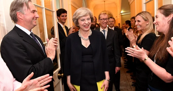 Theresa May, noul premier britanic, primită cu aplauze în