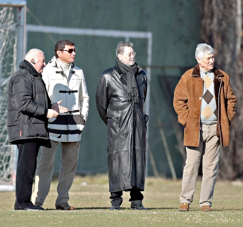 
    Tică Dănilescu, Cristi  Borcea, Cornel Dinu  şi Marian Albu au  privit de pe margine  şedinţa de pregătire  a dinamoviştilor (Foto: Mediafax)  