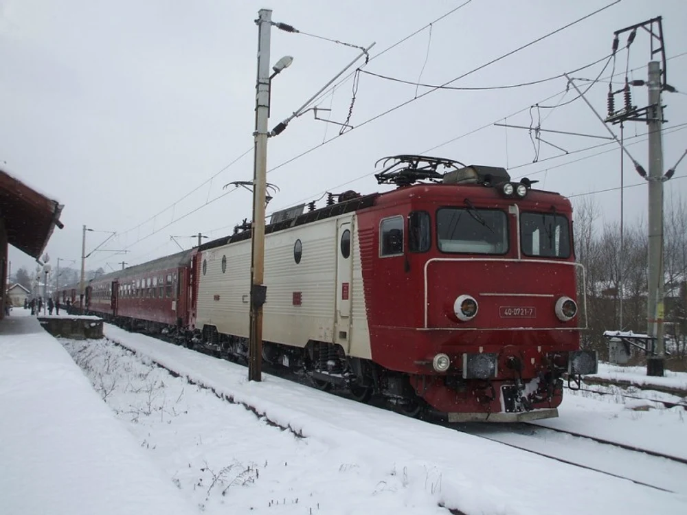 
    Traficul feroviar este deschis, astăzi, 28 noiembrie, pe toate magistralele, circulaţia trenurilor fiind, însă, adaptată la condiţiile meteo nefavorabileFOTO: INQUAM  