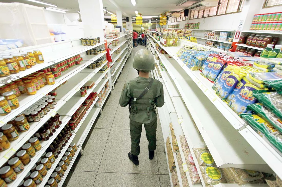 
    Armata are grijă ca oamenii să ia doar raţia zilnică de produse pentru  ca mâncarea să ajungă la toată lumea  