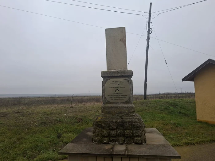 Un monument care marchează locul unde au căzut doi dintre acoliții lui Coroi FOTO Cosmin Zamfirache