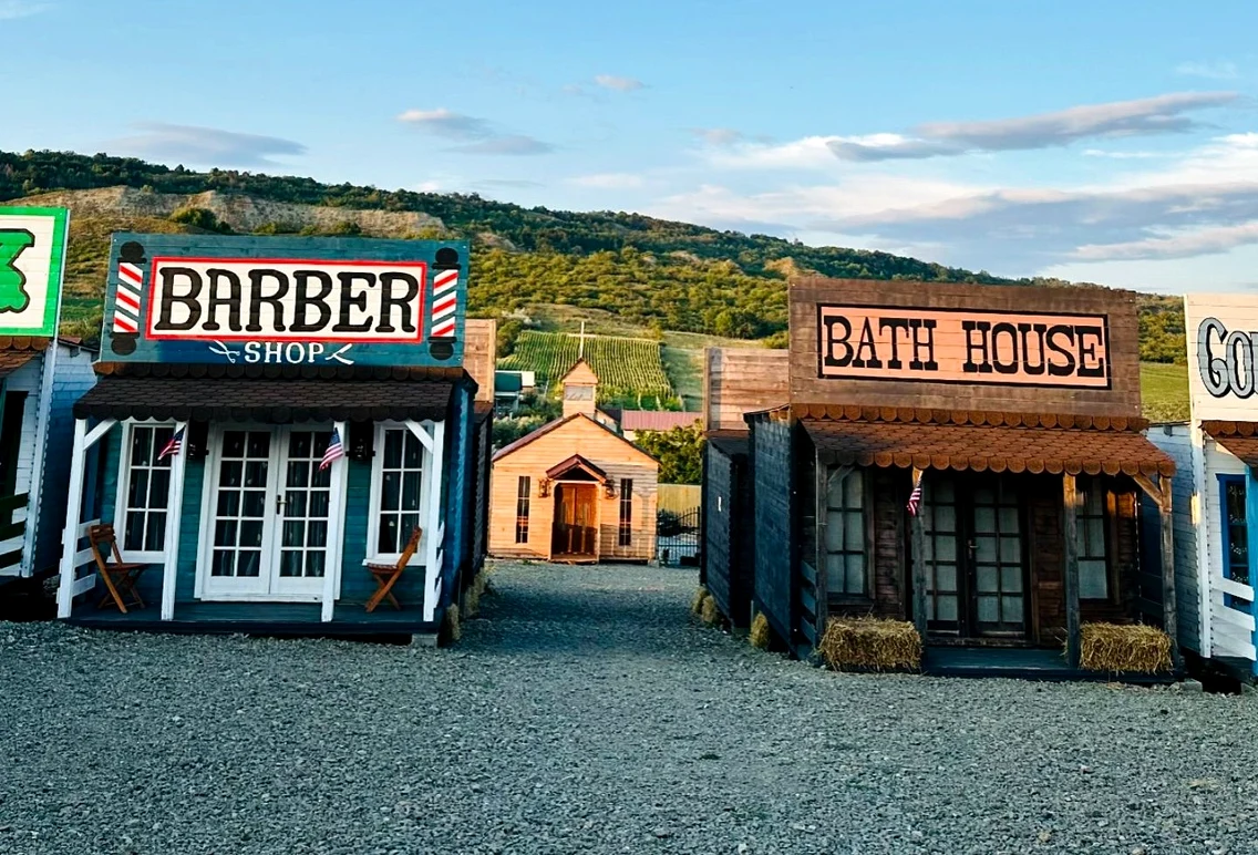 Clyde Town, orășelul unic în România, care are clădiri tipice de lemn, ca într-un veritabil film western / foto: Facebook
