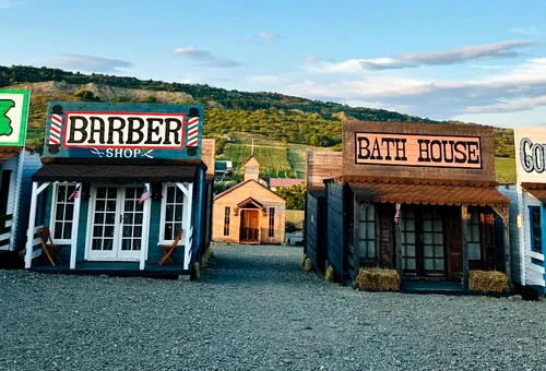 Clyde Town, orășelul unic în România, care are clădiri tipice de lemn, ca într-un veritabil film western / foto: Facebook