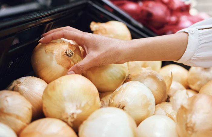 Alimentul care are cea mai mare cantitate de quercetină este ceapa FOTO: Shuterstock