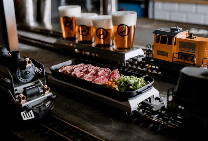 Restaurantul din Viena, unde mâncarea vine cu trenulețul.