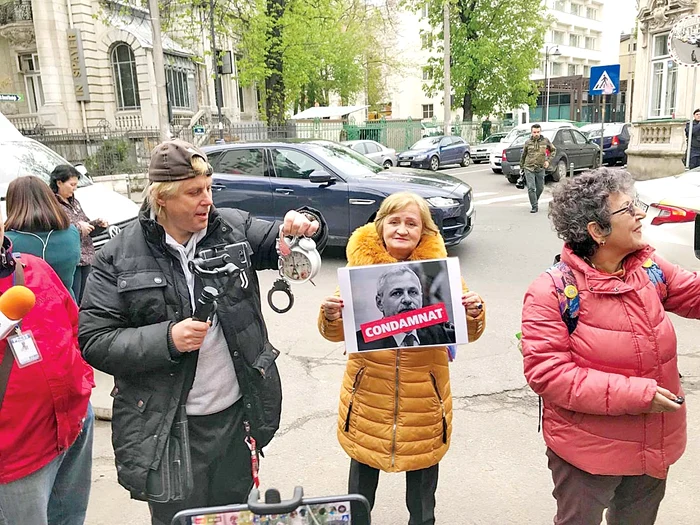 Protestatarii agită cătuşe şi un deşteptător: “Ţi-a sunat ceasul!”