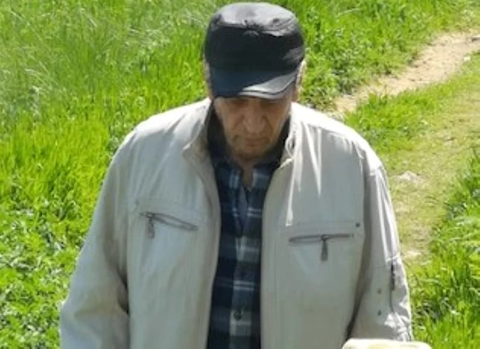 Profesorul Vitanos era îmbrăcat la fel ca în această fotografie