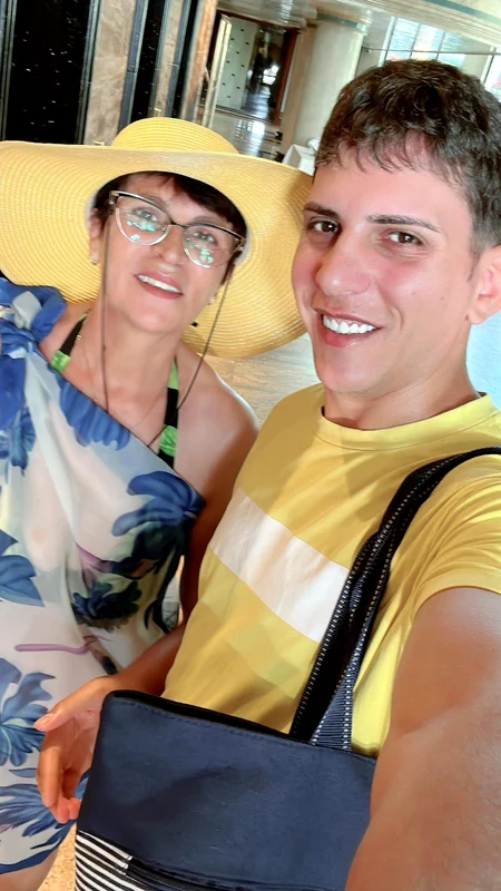 Florinel de la Vișina, alături de mama sa. Sursă: Click!