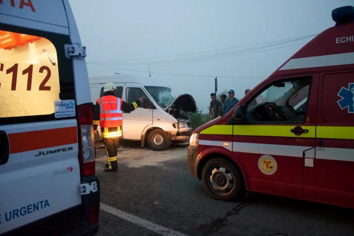 În accident au fost implicate 10 persoane. Un microbuz s-a ciocnit de o autoutilitară cu legume