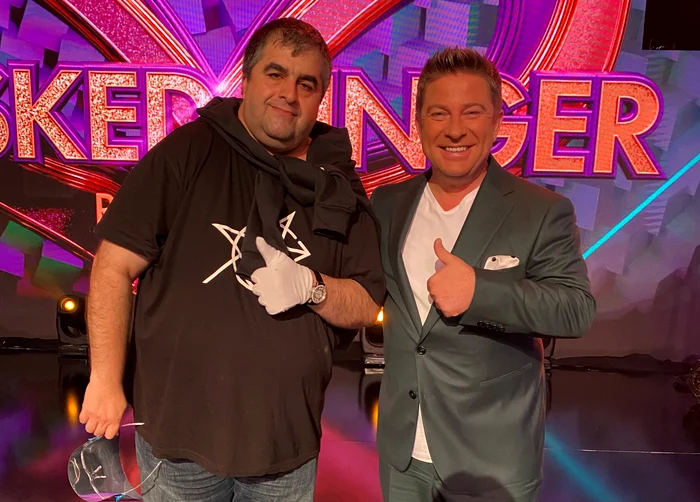 
    Am intrat în studiouri protejat de un bodyguard cu umbrelă  