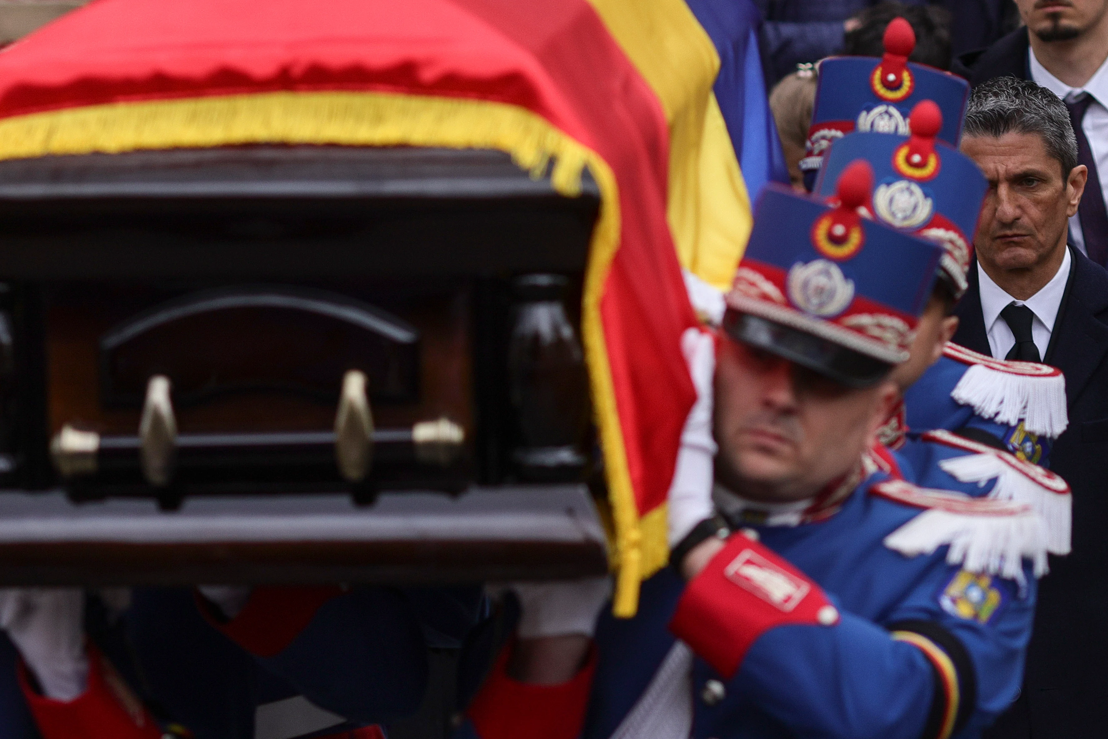 Răzvan Lucescu, dărâmat în fața sicriului tatălui său. Discurs plin de emoție în timpul slujbei de înmormântare: „Nu și-a putut stăpâni emoțiile!”