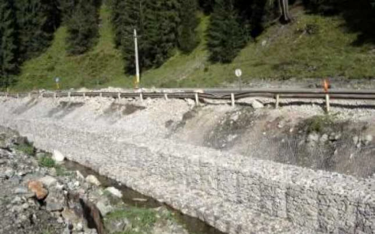 Un copil de şase ani a murit după ce a căzut într-un canal de colectare
