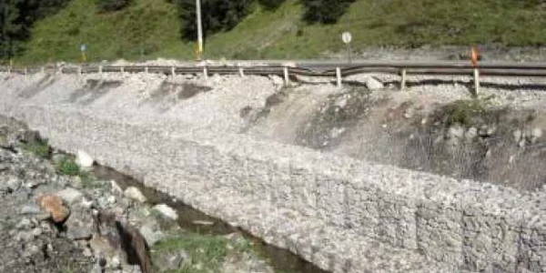 Un copil de şase ani a murit după ce a căzut într-un canal de colectare