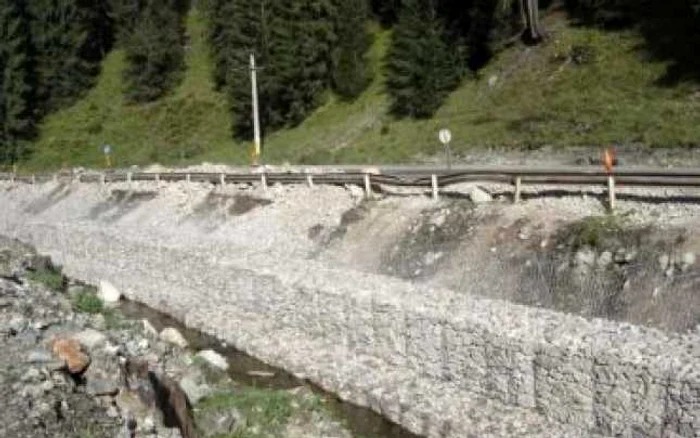 Un copil de şase ani a murit după ce a căzut într-un canal de colectare
