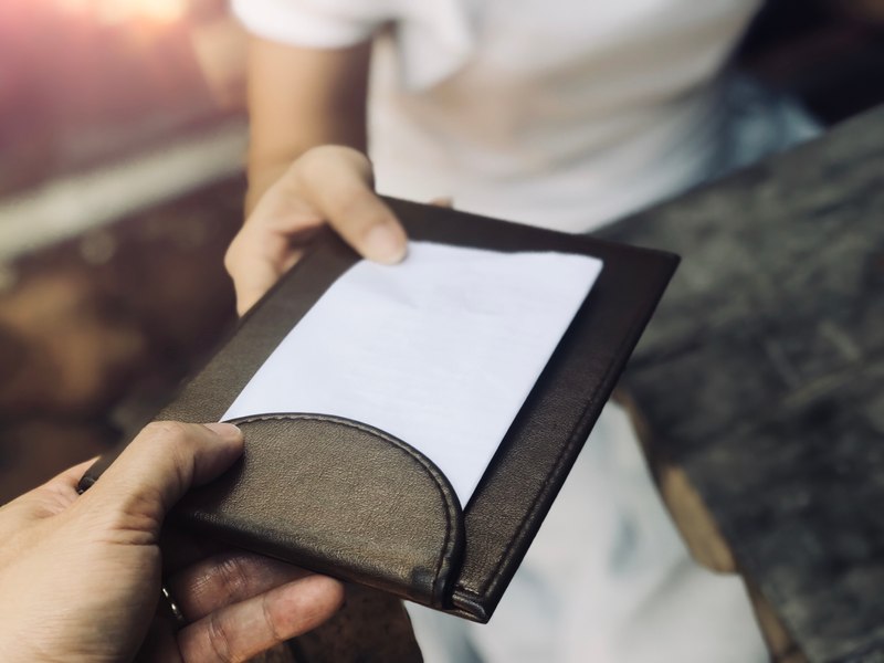 Cine achită nota la restaurant. Misterul, deslușit de specialiștii în bune maniere