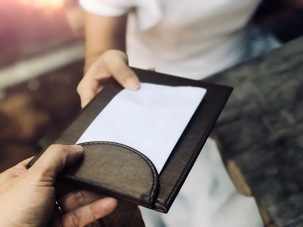 Un turist a rămas surprins de prețul unui suc la Bușteni / FOTO: Shutterstock