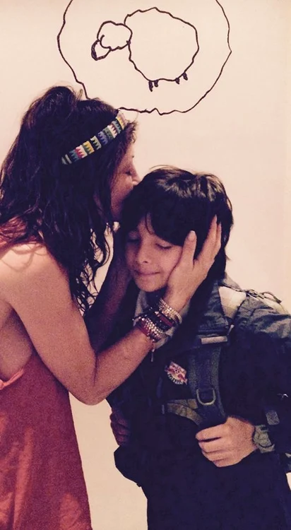 Mihaela Rădulescu, la primele ore ale dimineţii, alături de fiul ei, Ayan