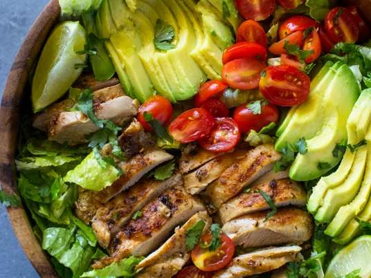 Salată de pui la grătar cu avocado FOTO: Arhivă, Adevărul