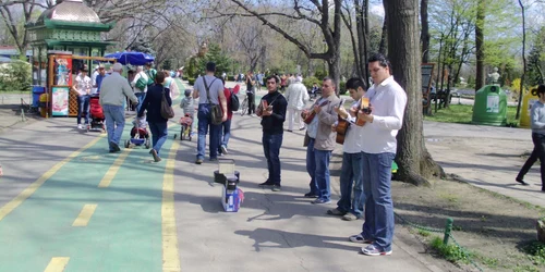 Oamenii au renunţat la geci şi unii chiar şi la încălţăminte şi s-au bucurat de primele zile de căldură FOTO Ionuţ Ungureanu
