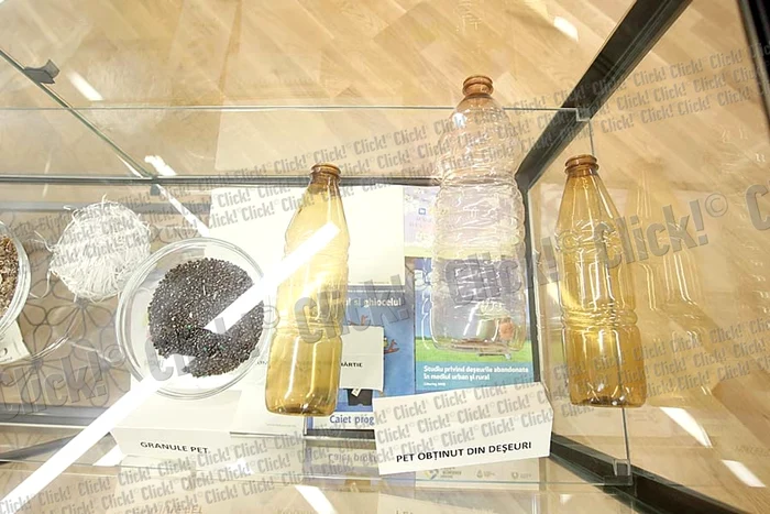 Ionuţ Georgescu are într-o mână un alternator aruncat la gunoi iar în cealaltă ce a mai rămas după distrugere (Fotografii: Dorin Constanda)