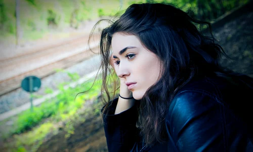 femeie stand afara ingrijorata (1) jpg