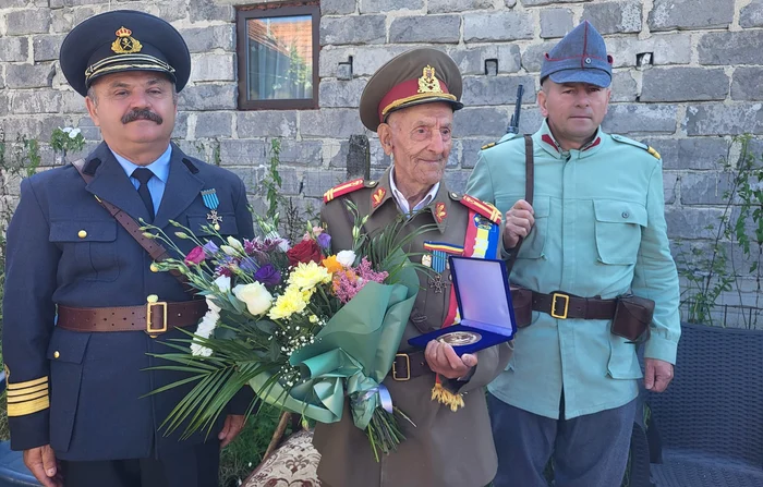 Eroul locotenent-colonel (rtr) Banu V. Ion, sărbătorit la vârsta de 105 ani. FOTO Garnizoana Târgovi