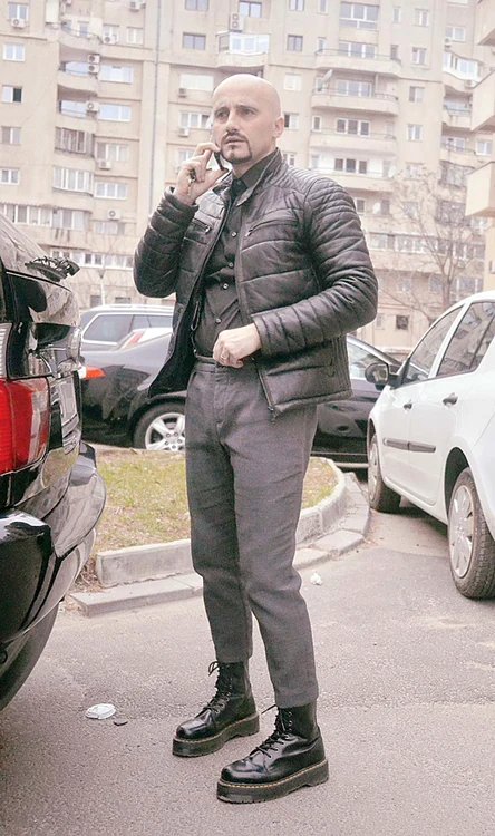 Călin poartă pantofi cu talpă de 5 cm Foto: Cezar Preda