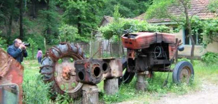 Turnu Severin: Tractor abandonat în mijlocul pădurii