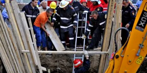 Prahova: Muncitorii prinşi sub un mal de pământ, în afara pericolului