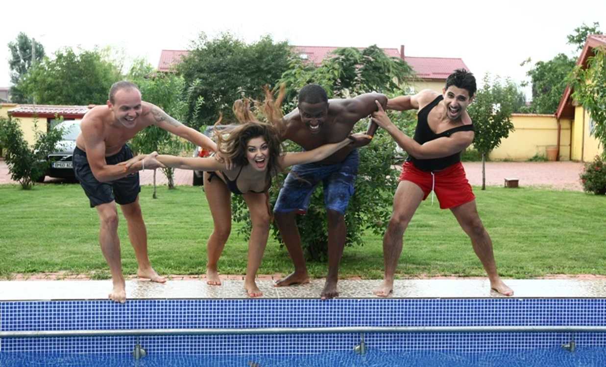 Băieţii o ajută pe Elena să exerseze săriturile pentru „Spash! Vedete la apă” (Antena 1), emisiune la care participă în această perioadă. Din acest punct de vedere, piscina din curte i-a prins foarte bine.