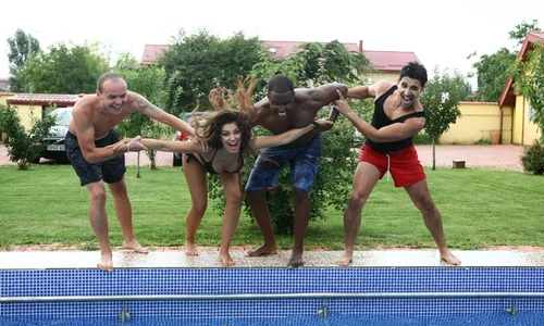 Băieţii o ajută pe Elena să exerseze săriturile pentru „Spash! Vedete la apă” (Antena 1), emisiune la care participă în această perioadă  Din acest punct de vedere, piscina din curte i a prins foarte bine  jpeg