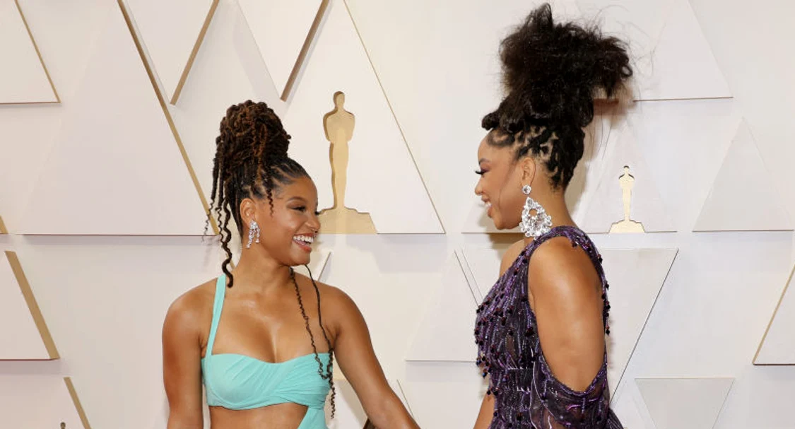 Halle şi Chloe Bailey, la Premiile Oscar foto: Getty