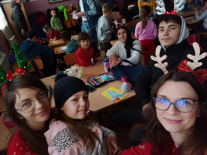 Profesoara și elevii săi sunt ca o mare familie FOTO arhiva personală