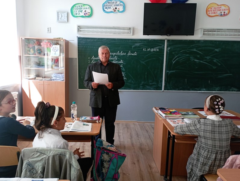 „Domnul Trandafir” de la capătul României. Învățătorul de la țară cu o carieră de cinci decenii și generații întregi de oameni realizați