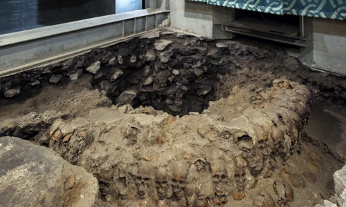Foto 4  Torre de cráneos asociados al Huei Tezompantli de Tenochtitlan  Foto Luis Torres, INAH 0 jpg