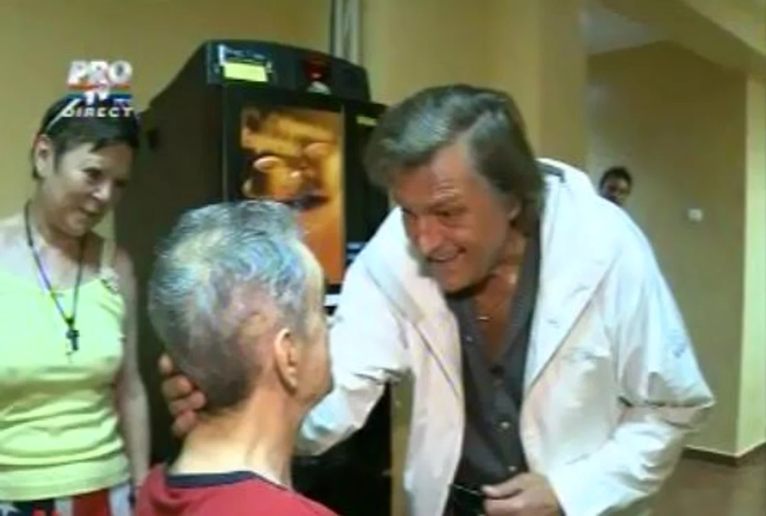 
    Iurie Darie, vizitat Florin Piersic (Foto: captură video Pro TV)  