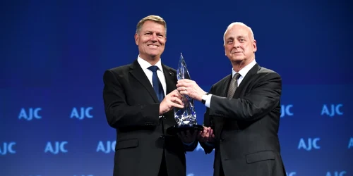 Klaus Iohannis primeşte premiul Light Unto the Nations de la American Jewish Committee AJC FOTO Presidencyro