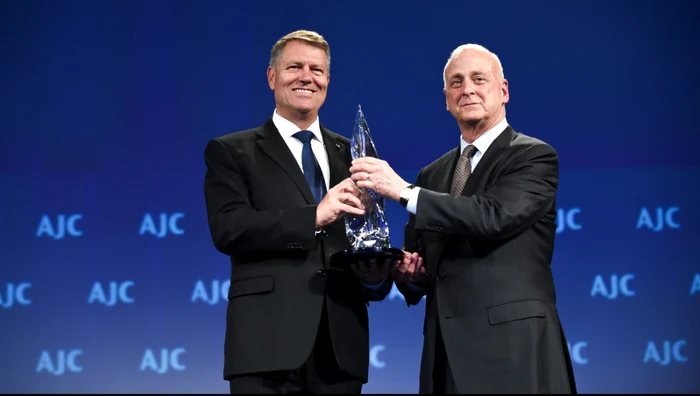 Klaus Iohannis primind distincţia din partea Comitetului Evreiesc American Foto: presidency.ro