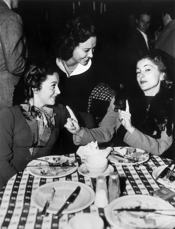 Joan Fontaine, alături de nu mai puţin celebra sa soră. Foto arhivă