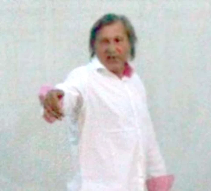 Fostul tenismen face pipi la gard