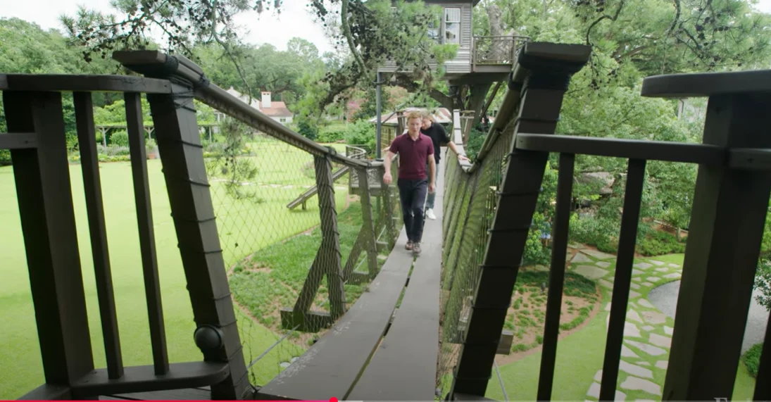 Un miliardar a investit 400.000 de dolari într-o casă cu trei etaje, construită într-un copac. Cum arată locuința de lux