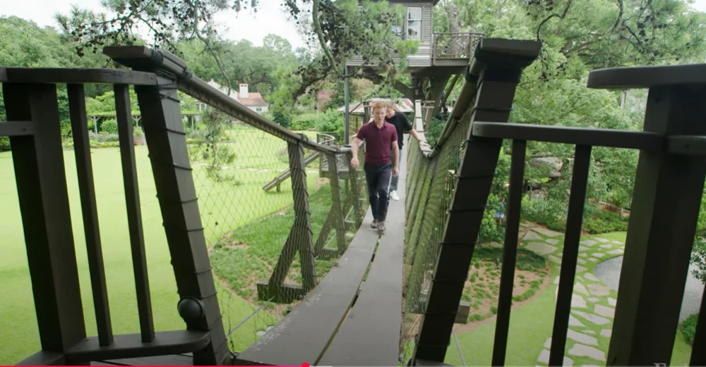 Un miliardar a investit 400.000 de dolari într-o casă cu trei etaje, construită într-un copac. Cum arată locuința de lux