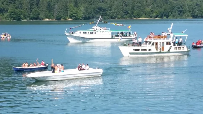 Vasele de pe lac, la o defilare din anii trecuţi FOTO Dan Sofronia