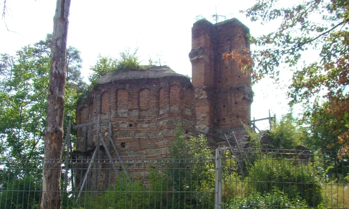Biserica Sân Nicoară din Curtea de Argeș, vandalizată  Monumentul istoric din secolul al XIV lea, în pericol de dispariție  jpeg